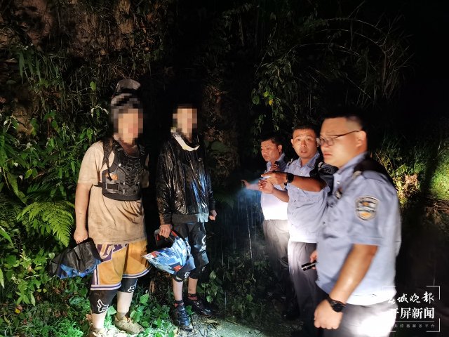 突发山洪致3骑行者被困深山 隆阳民警搭“人链桥”极速救援