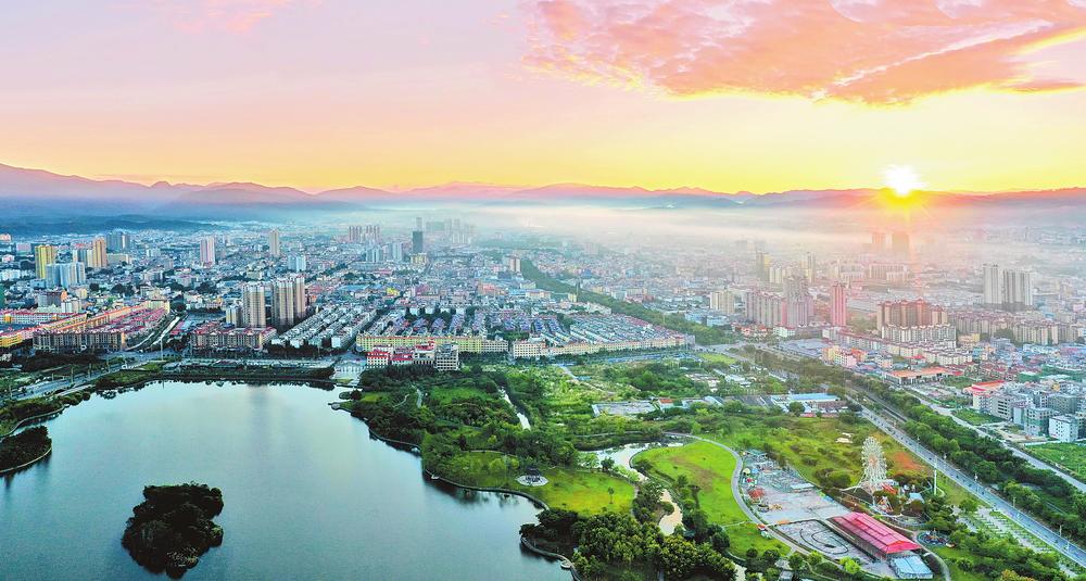 瑞丽城市一景 供图.jpg