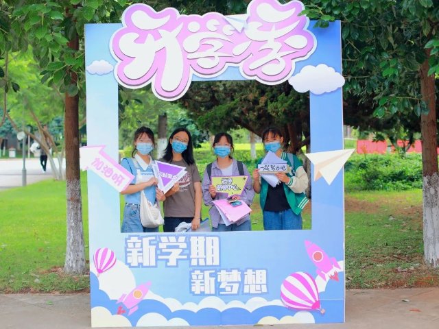温暖又有爱！云南多所大学“萌新”报到（图片由学校提供）