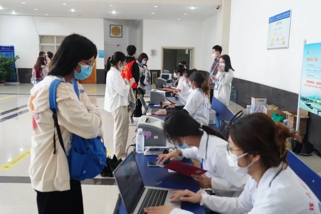 温暖又有爱！云南多所大学“萌新”报到（图片由学校提供）