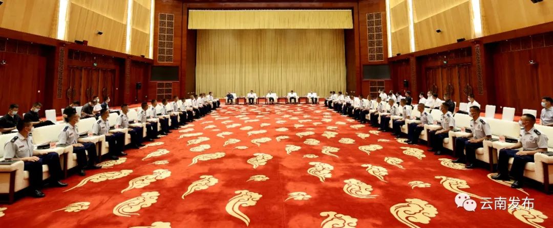 省委省政府领导会见云南森林消防灭火救援队伍代表 王宁讲话 王予波参加