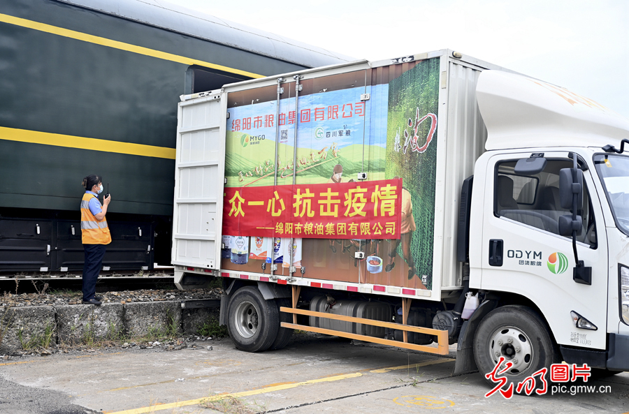 绵阳地区首批通过铁路援蓉生活物资启运 绵阳地区首批通过铁路援蓉生活物资启运