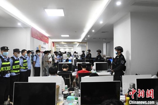 资料图:图为今年5月南宁警方抓获电诈犯罪嫌疑人 林浩摄 资料图:图为今年5月南宁警方抓获电诈犯罪嫌疑人 林浩摄