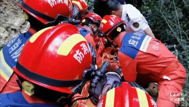 昆明一男子失足坠崖被困，空港消防紧急营救 春城晚报-开屏新闻 记者 闵楠/文 空港经济区消防救援大队供图