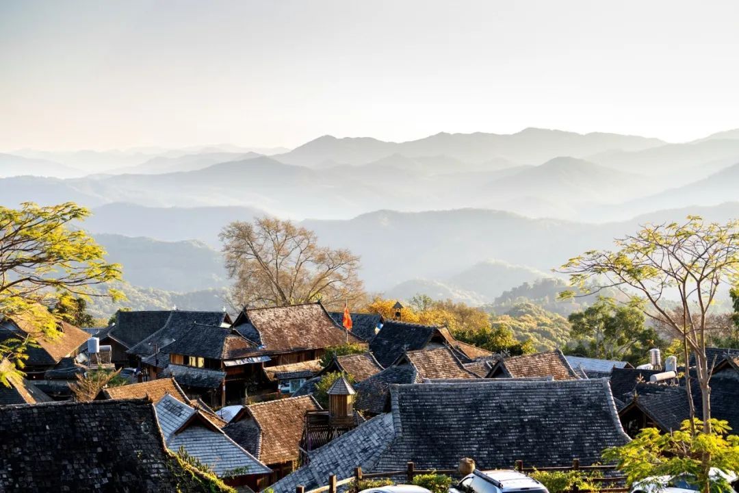 在如梦似幻的云海中醒来逛茶园,游千年古寨这样的景迈山你心动了吗?