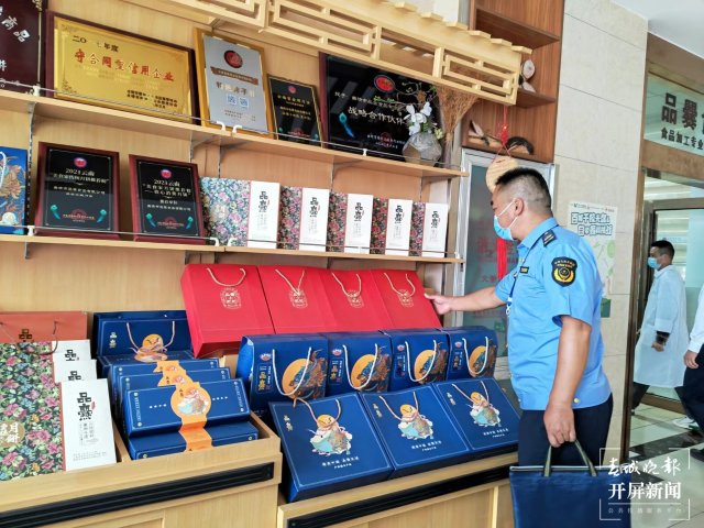 曲靖严查 “天价”月饼及过度包装（蒋琼波 摄）