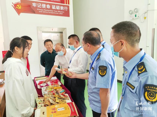 曲靖严查 “天价”月饼及过度包装（蒋琼波 摄）