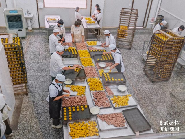 曲靖严查 “天价”月饼及过度包装（蒋琼波 摄）