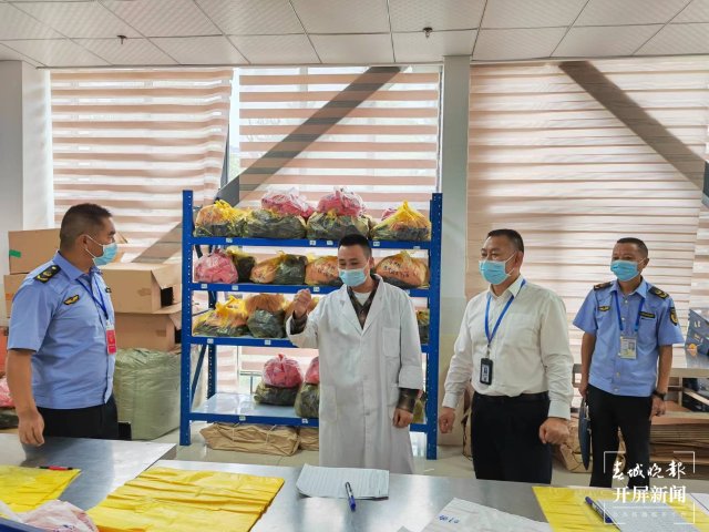 曲靖严查 “天价”月饼及过度包装（蒋琼波 摄）