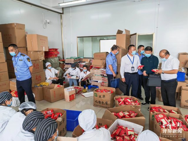 曲靖严查 “天价”月饼及过度包装（蒋琼波 摄）