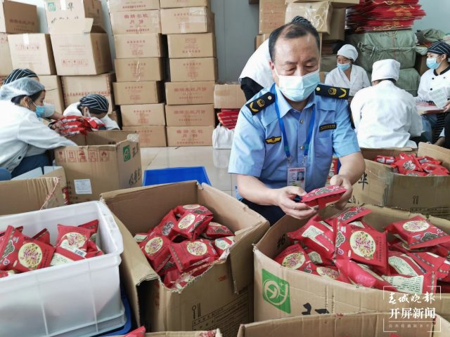 曲靖严查 “天价”月饼及过度包装（蒋琼波 摄）