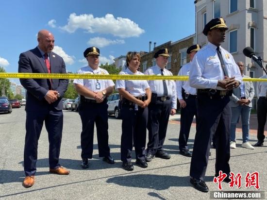 近日,美国首都华盛顿发生多起枪击案,导致至少12人中枪。美媒称,暴力犯罪正持续“震动”美国首都。 图片来源:视觉中国 近日,美国首都华盛顿发生多起枪击案,导致至少12人中枪。美媒称,暴力犯罪正持续“震动”美国首都。 图片来源:视觉中国