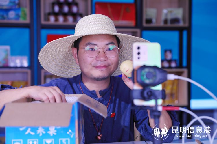 云南网络名人说vol9曲靖老村长直播带货助力乡村振兴守着土地也能看到