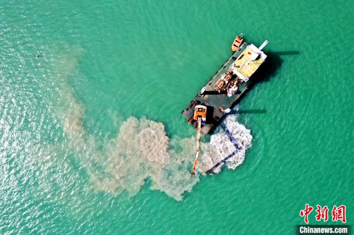 2018年11月5日,海南联网二回工程海底电缆预挖沟。 南方电网供图 李品 摄 2018年11月5日,海南联网二回工程海底电缆预挖沟。 南方电网供图 李品 摄