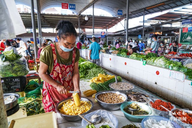 德宏菜市场（开屏新闻记者 马楠 通讯员 胡佩灵 杨晓玲 摄）