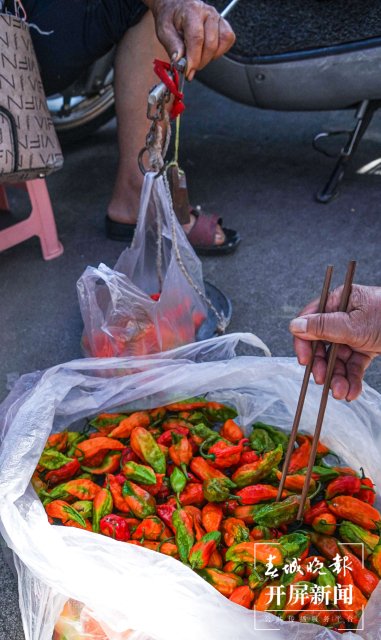 德宏菜市场（开屏新闻记者 马楠 通讯员 胡佩灵 杨晓玲 摄）