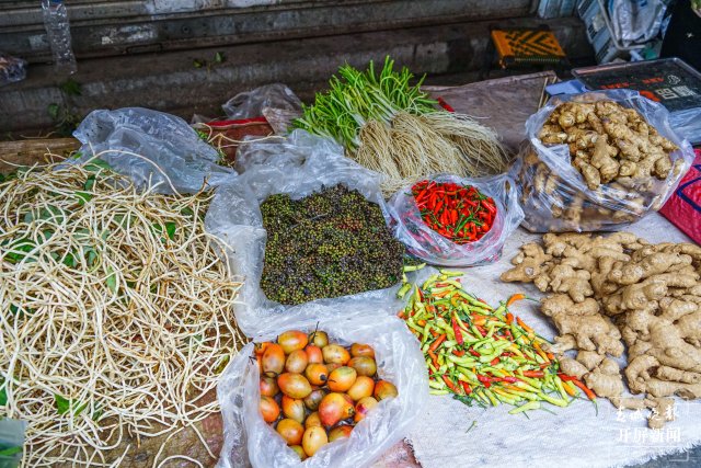 德宏菜市场（开屏新闻记者 马楠 通讯员 胡佩灵 杨晓玲 摄）