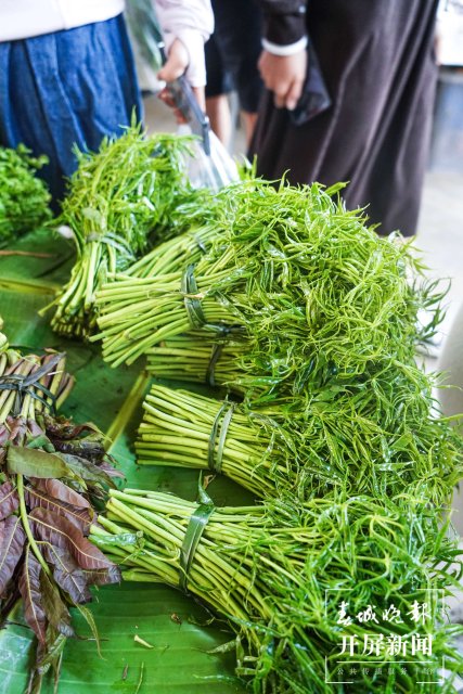 德宏菜市场（开屏新闻记者 马楠 通讯员 胡佩灵 杨晓玲 摄）
