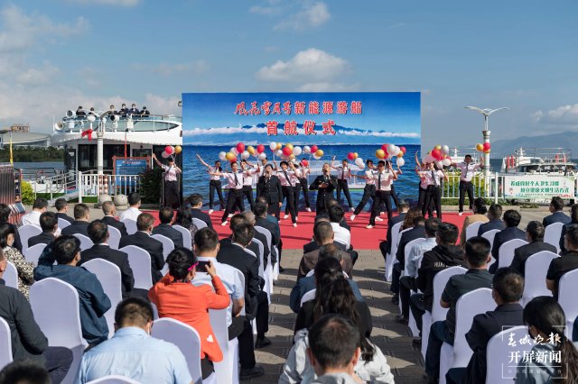 云南第一艘绿色Ⅲ级船“风花雪月号”洱海首航（开屏新闻通讯员 罗铸 摄）