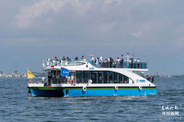 云南第一艘绿色Ⅲ级船“风花雪月号”洱海首航（开屏新闻通讯员 罗铸 摄）