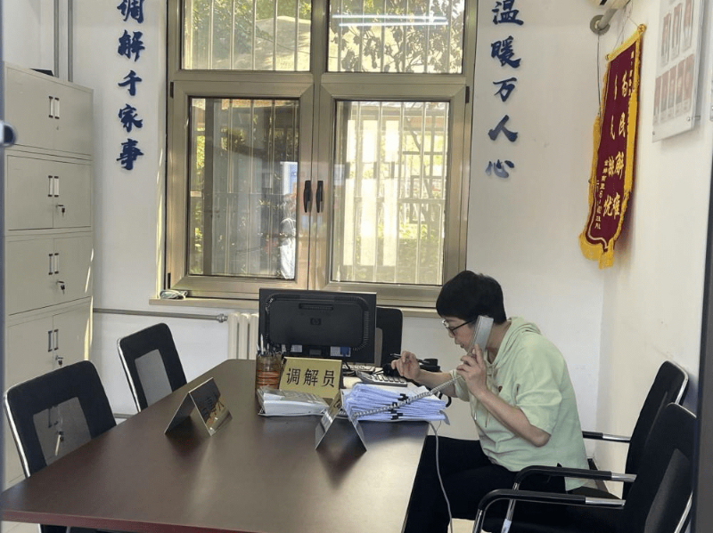在北京市朝阳区南磨房地区社会矛盾纠纷预防调处化解分平台,调解员在工作。人民网 周静圆 摄