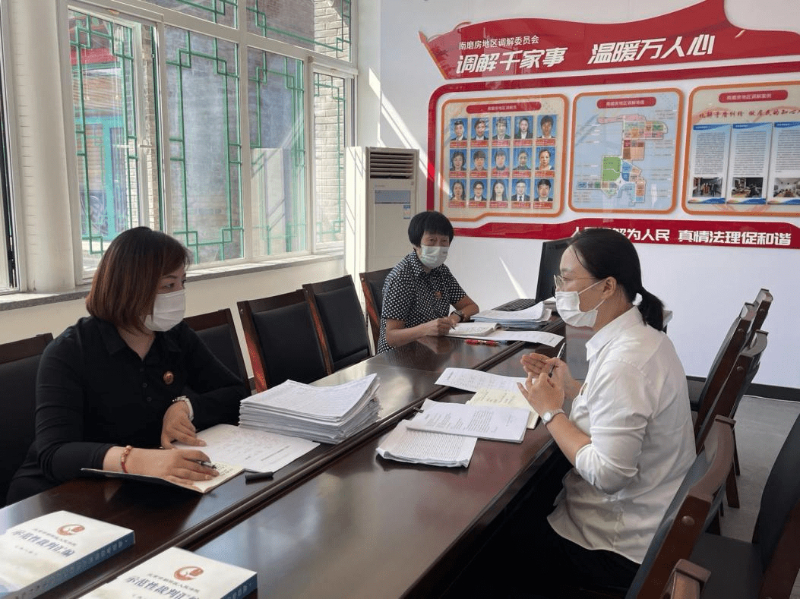 在北京市朝阳区南磨房地区社会矛盾纠纷预防调处化解分平台,工作人员在讨论中。人民网 周静圆 摄