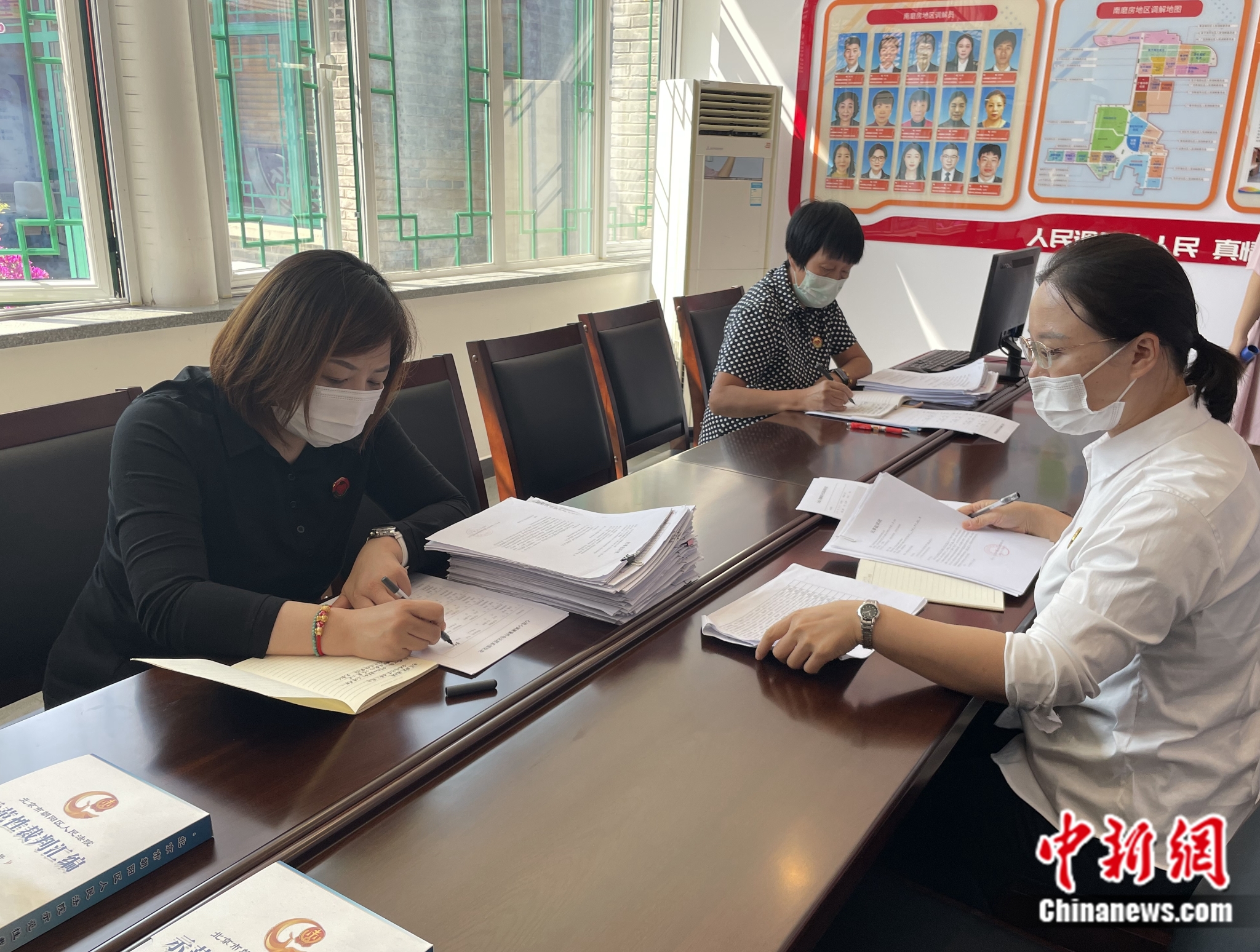 南磨房乡矛调分平台工作人员在工作。袁秀月 摄