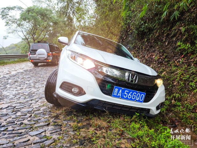 汽车雨天打滑掉入排水沟，普洱森林消防紧急救援