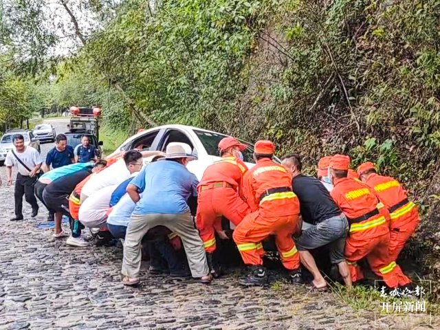 汽车雨天打滑掉入排水沟，普洱森林消防紧急救援