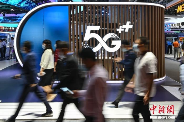 资料图:观众经过2021中国移动全球合作伙伴大会数智化展览上的“5G ”灯组。 <a target='_blank' href='/'>中新社</a>记者 陈骥旻 摄 资料图:观众经过2021中国移动全球合作伙伴大会数智化展览上的“5G ”灯组。 <a target='_blank' href='/'>中新社</a>记者 陈骥旻 摄