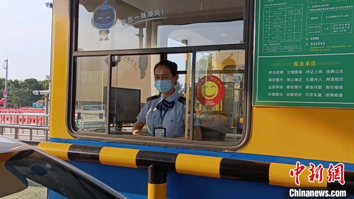 国庆假期里的坚守者：以“微笑”守护民众出行坦途