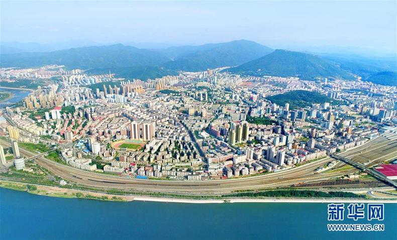 鸟瞰辽宁本溪市区(2017年7月17日无人机拍摄)。新华社发.jpg 鸟瞰辽宁本溪市区(2017年7月17日无人机拍摄)。新华社发.jpg