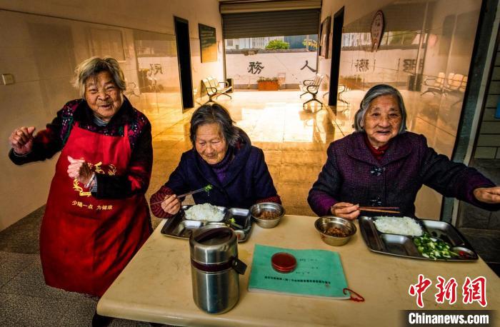 《老人幸福食堂》。 吴秉益 摄 《老人幸福食堂》。 吴秉益 摄