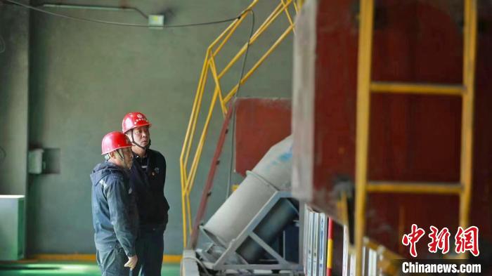 图为旦增顿珠(右)与同事。 旦增顿珠本人供图