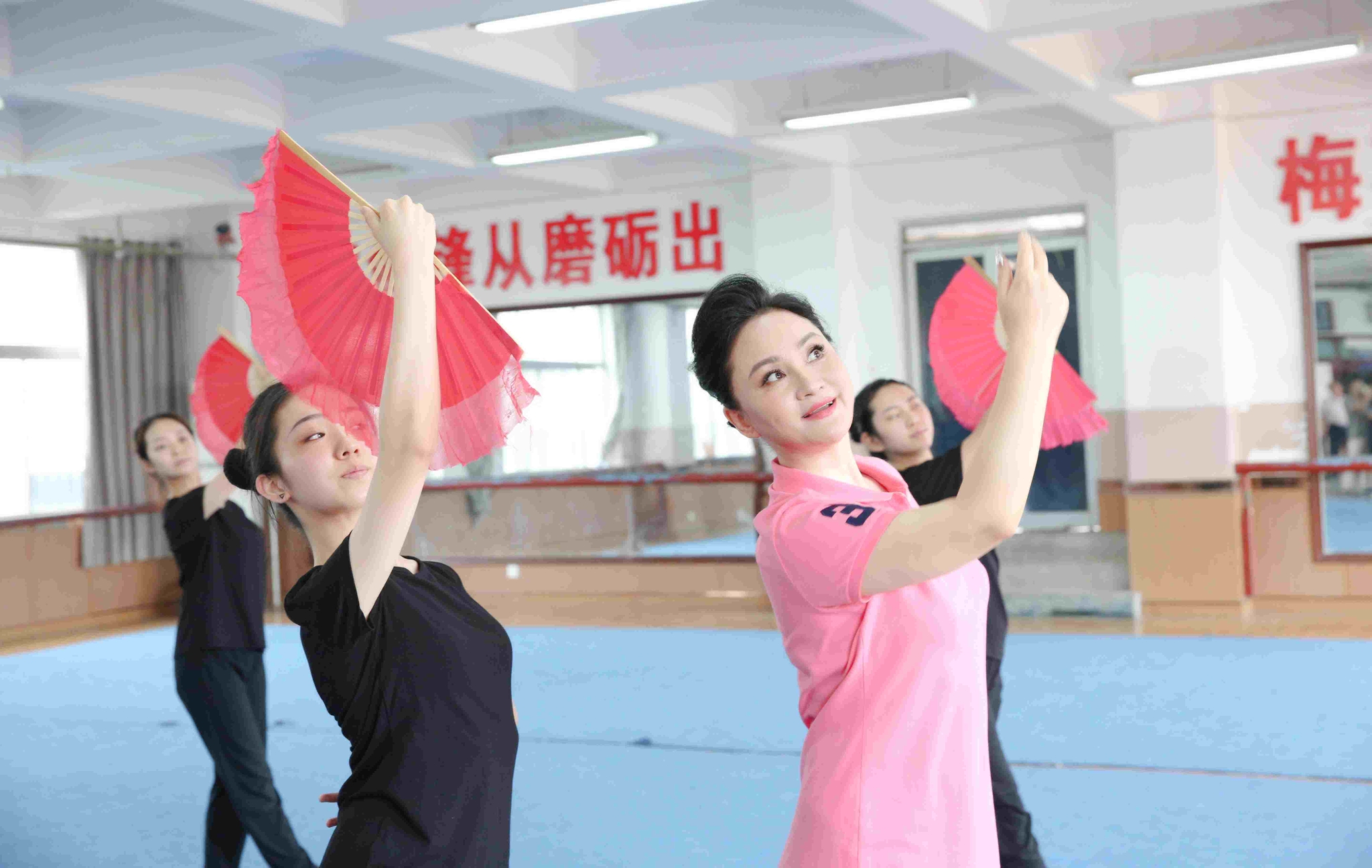 李梅(前排右一)在排练 陕西省戏曲研究院供图 李梅(前排右一)在排练 陕西省戏曲研究院供图