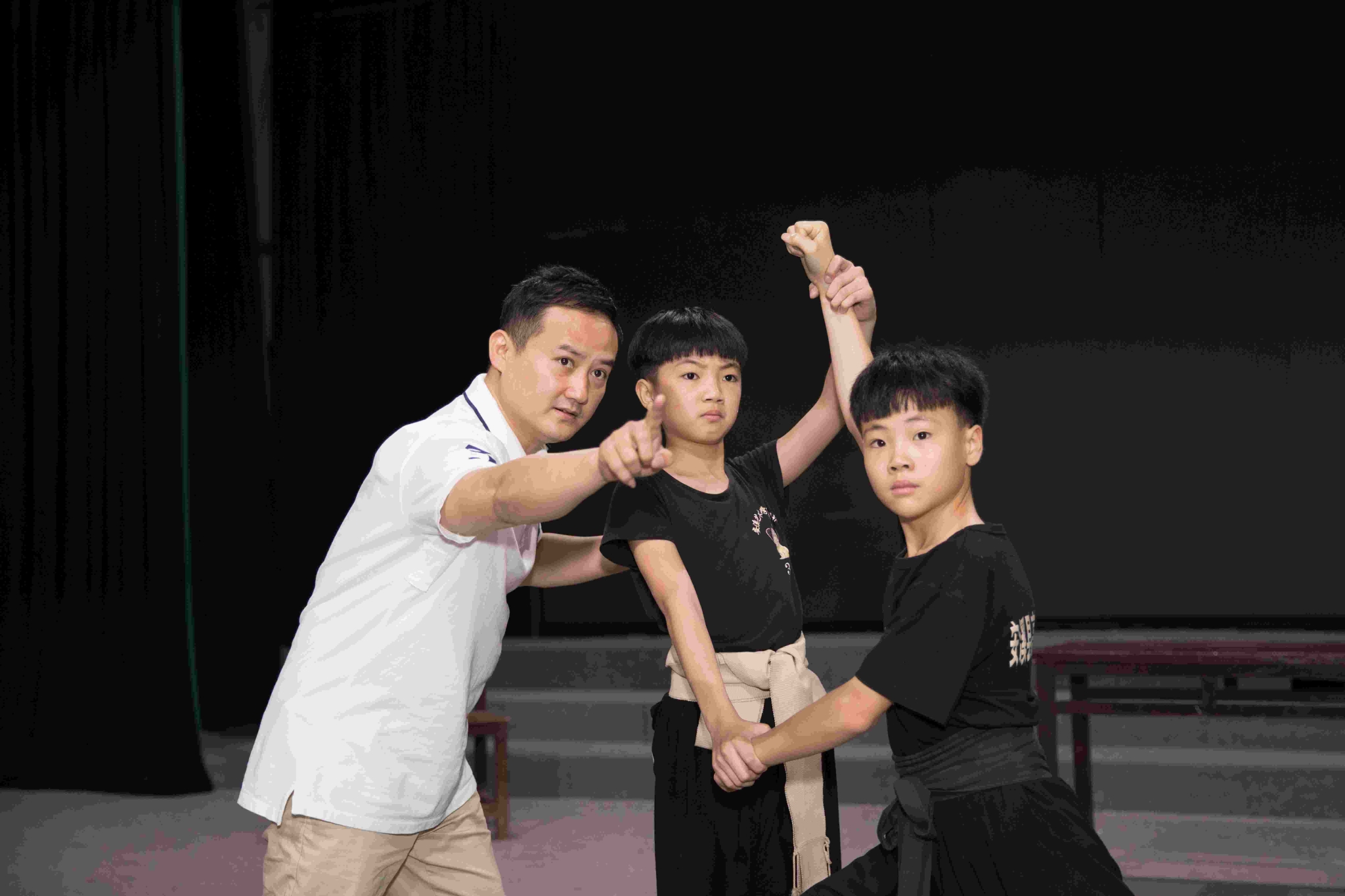 谢志斌(左一)指导小演员排练 高甲戏艺术保护传承中心供图 谢志斌(左一)指导小演员排练 高甲戏艺术保护传承中心供图