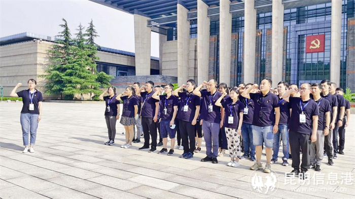 学员在嘉兴南湖革命纪念馆重温入党誓词 学员在嘉兴南湖革命纪念馆重温入党誓词