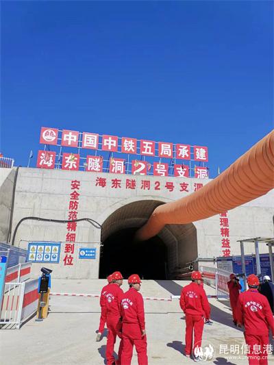 学生在“滇中引水”工程海东隧道2号支洞项目实习