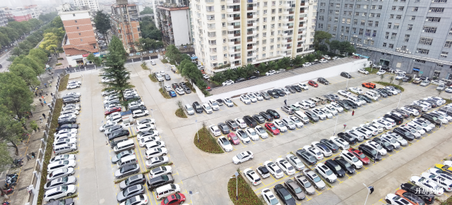 曲靖中心城区最大停车场建成投用（开屏新闻记者 蒋琼波 通讯员 陈林 摄）