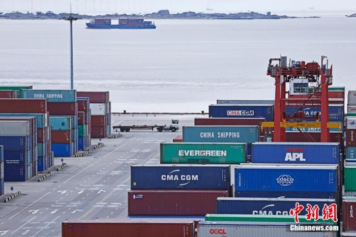 资料图:集装箱卡车行驶在上海洋山深水港内。 殷立勤 摄 资料图:集装箱卡车行驶在上海洋山深水港内。 殷立勤 摄