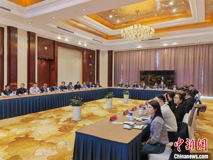 在苏港澳代表人士国情研修活动在淮安举行,与会代表集中收看中共二十大开幕实况。 郭鹏 摄