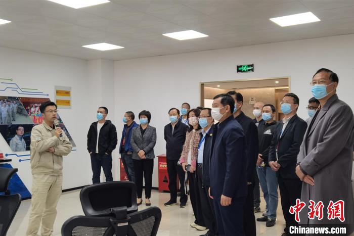 港澳代表人士考察江苏实体经济企业。 郭鹏 摄