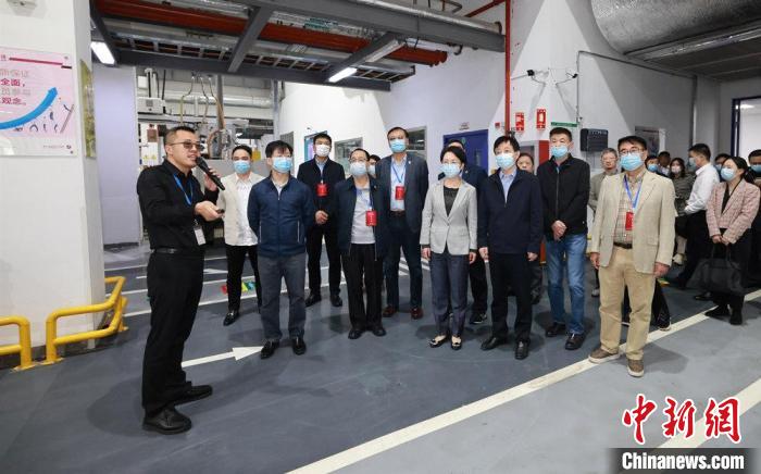 港澳代表人士考察江苏实体经济企业。 郭鹏 摄