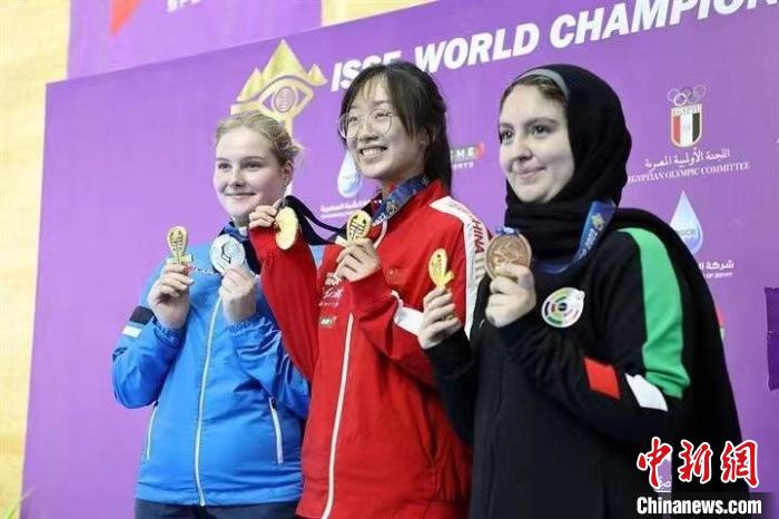 本届世锦赛中站上冠军台的庞钰千。　受访者供图