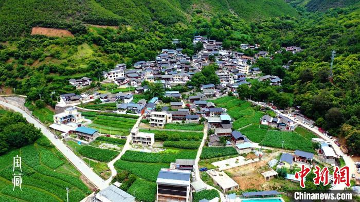 图为维西县塔城镇英都湾村。　《宝藏》视频截图 摄