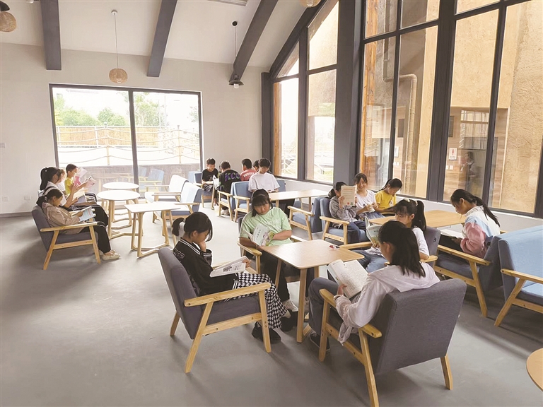 孩子们在彩云书院内看书。（摄于10月11日）