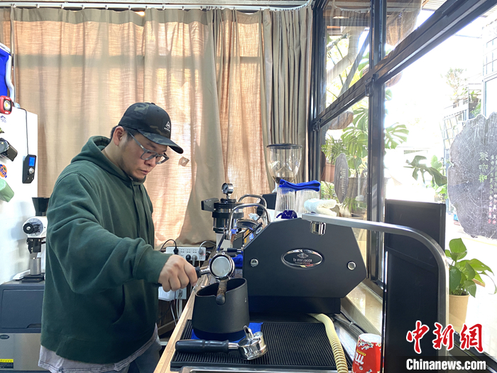 图为10月21日,刘肇中在咖啡工作室里制作咖啡。 <a target='_blank' href='/'>中新社</a>记者 陈静 摄 图为10月21日,刘肇中在咖啡工作室里制作咖啡。 <a target='_blank' href='/'>中新社</a>记者 陈静 摄