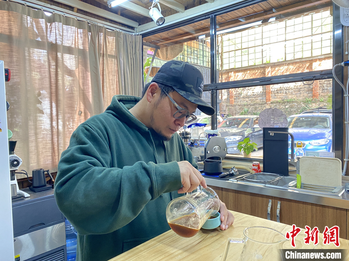 图为10月21日,刘肇中在咖啡工作室里品尝刚刚冲好的咖啡。 <a target='_blank' href='/'>中新社</a>记者 陈静 摄 图为10月21日,刘肇中在咖啡工作室里品尝刚刚冲好的咖啡。 <a target='_blank' href='/'>中新社</a>记者 陈静 摄