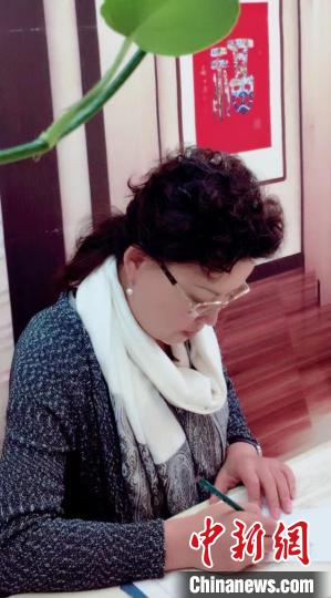 上海市“白玉兰纪念奖”获得者、上海市非物质文化遗产“中式服装盘扣制作技艺”代表性传承人珊丽娜。　受访者供图