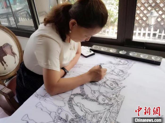 珊丽娜在创作盘艺作品。　受访者供图